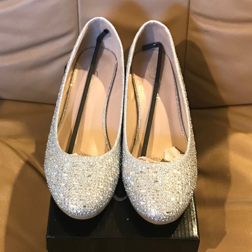 OLIVIA K WOMEN'S SILVER, CLOSED TOE WEDGE W/ RHINESTONES, NEW,  7.5 MEDIUM
